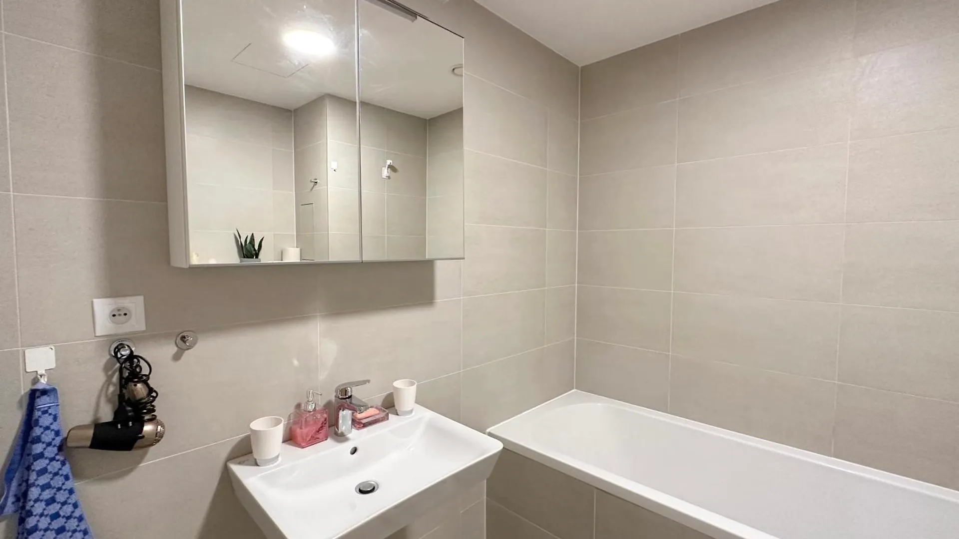 Apartment With Free Parking In Praha